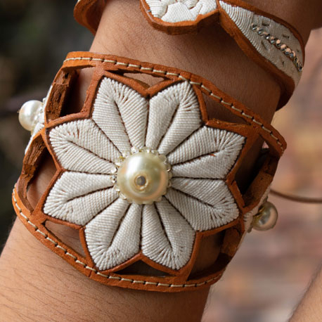 Pulsera gruesa con flor blanca con perla