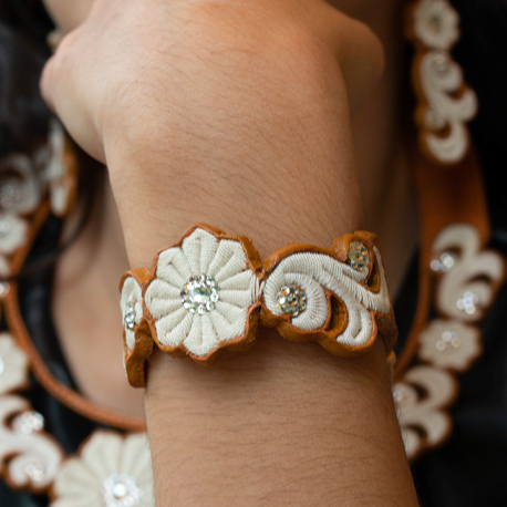 Pulsera delgada con brillos y hojas continuas