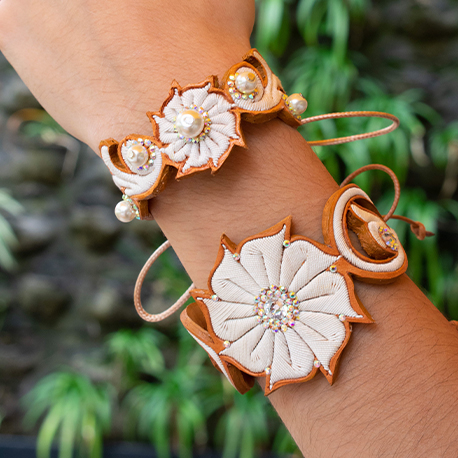 Pulsera delgada con flor centro y perla