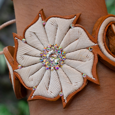 Pulsera gruesa con brillos