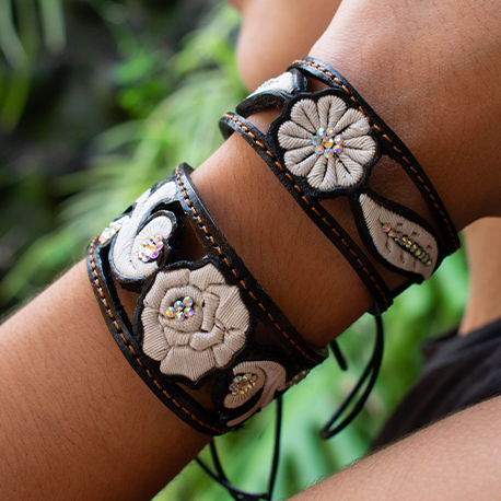 Pulsera negra con decoración de hojas y flor