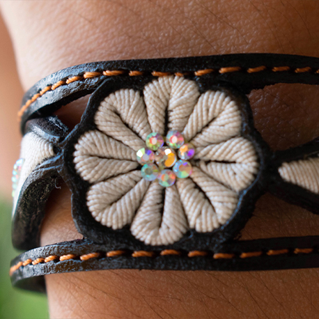 Pulsera negra con decoración de rosa